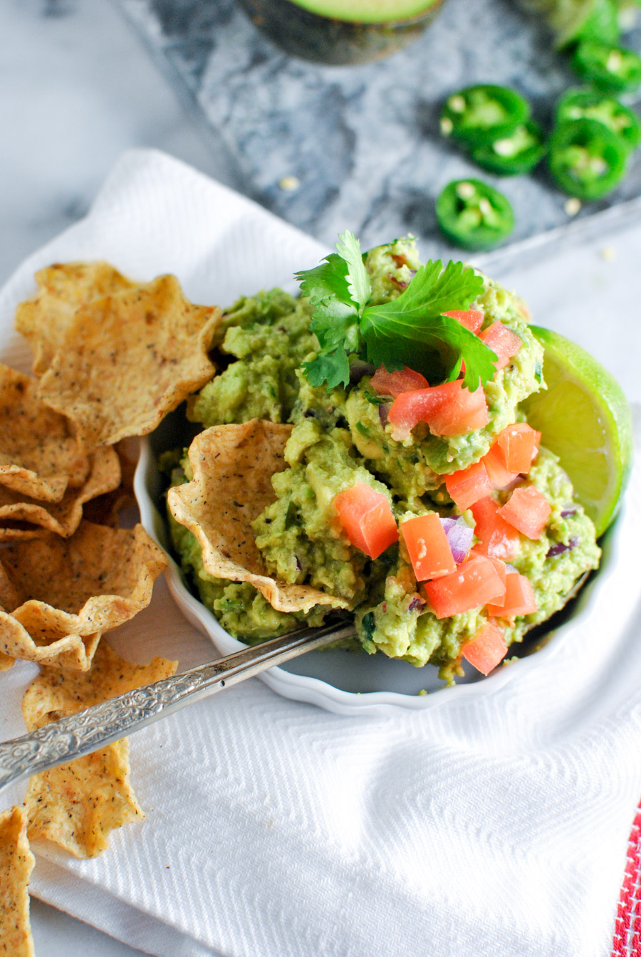 Try to keep the drool off the computer screen people... this guac recipe is SO easy and it features a secret ingredient you won't believe! | thepikeplacekitchen.com