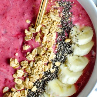 ummmm the PRETTIEST raspberry smoothie bowls! an easy, healthy, and beautiful breakfast recipe! | thepikeplacekitchen.com