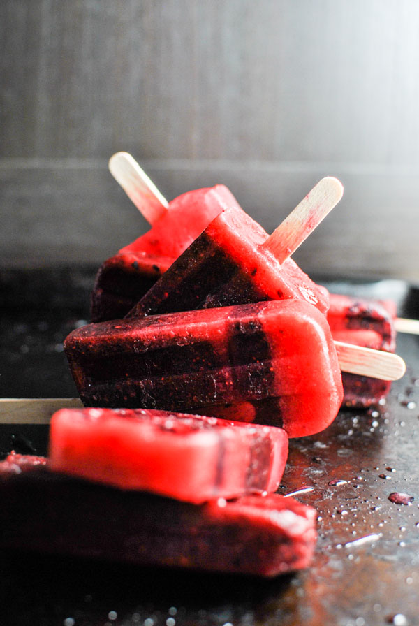 This recipe for whole30 berry popsicles is ahhhmazing! it's like a frozen starbucks passion tea with real berries. PERFECT for those "i'm dying of heat" moments during summer! | thepikeplacekitchen.com