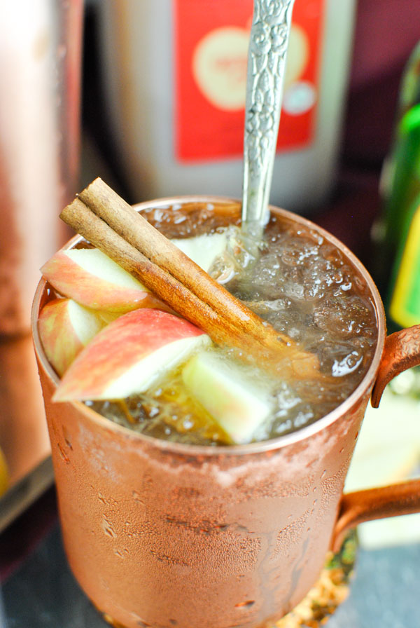the PERFECT fall cocktail! Apple cider ginger moscow mules!! they're delightful and fall-y. and so so easy! | thepikeplacekitchen.com