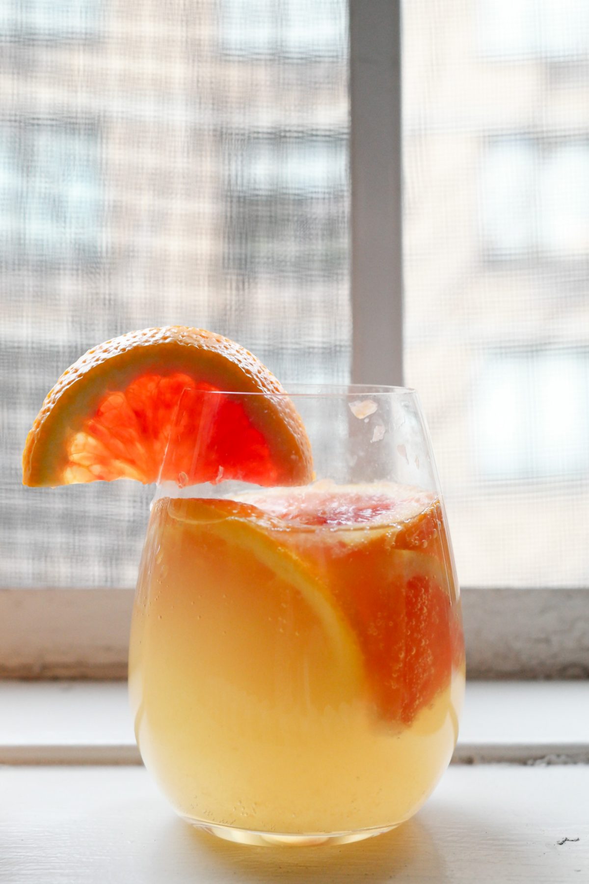 LOOK AT THAT GLASS! SO BRIGHT AND COLORFUL AND DELICIOUS. and just make this white citrus sangria because YUM. | thepikeplacekitchen.com